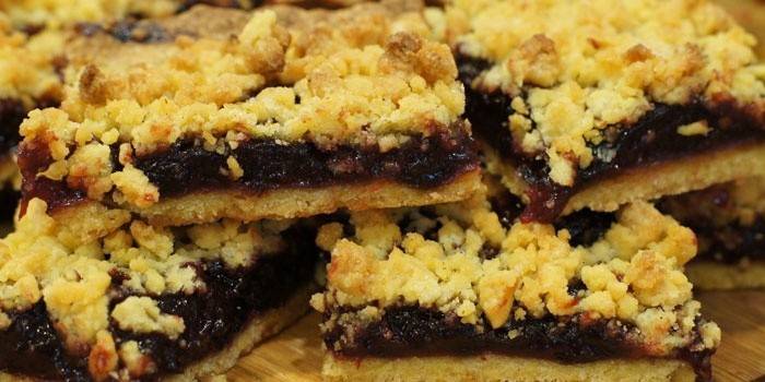Tarta z dżemem z czarnej porzeczki