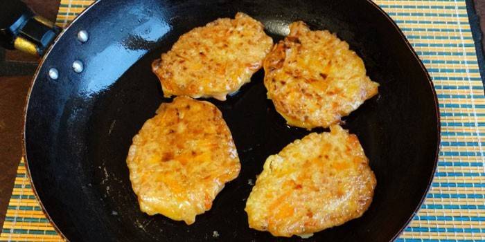 Tortitas de papa en una sartén