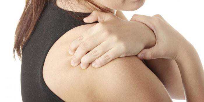 Niña sostiene una mano sobre su hombro