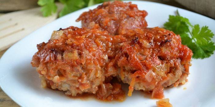 Ouriços de carne com molho de vegetais em um prato