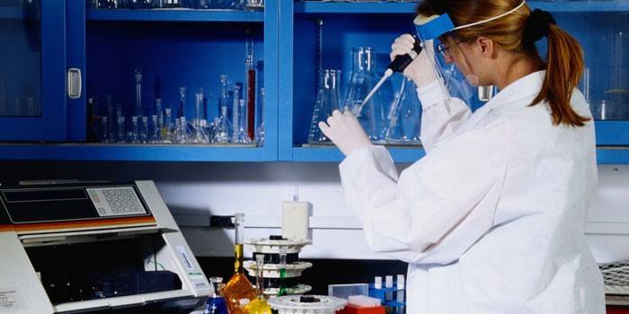 Chica en el laboratorio