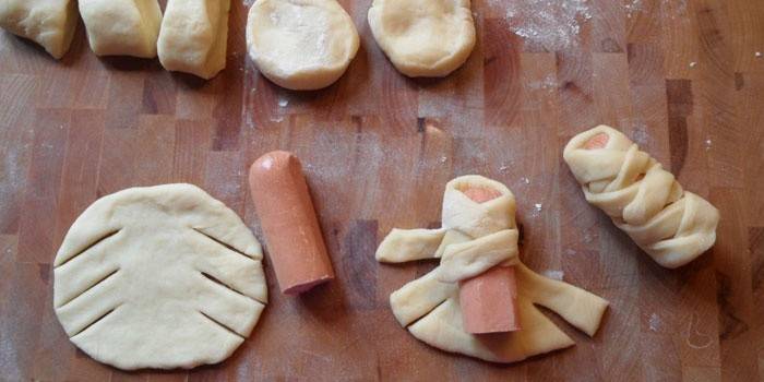 Maneira de embrulhar linguiça com massa
