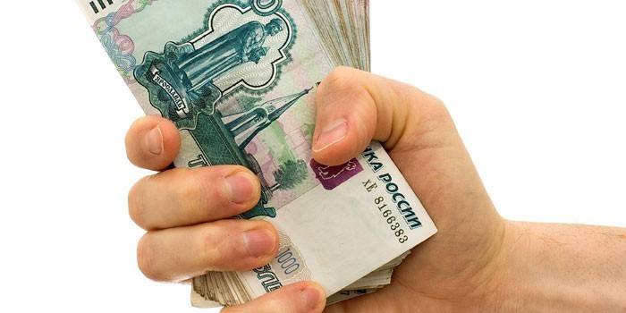 El hombre tiene dinero en la mano.
