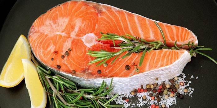 Bife de salmão com alecrim, limão, sal e pimenta