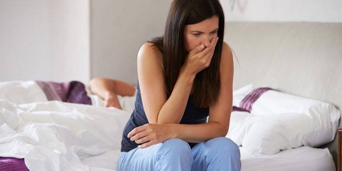 Mulher cobre a boca com a mão
