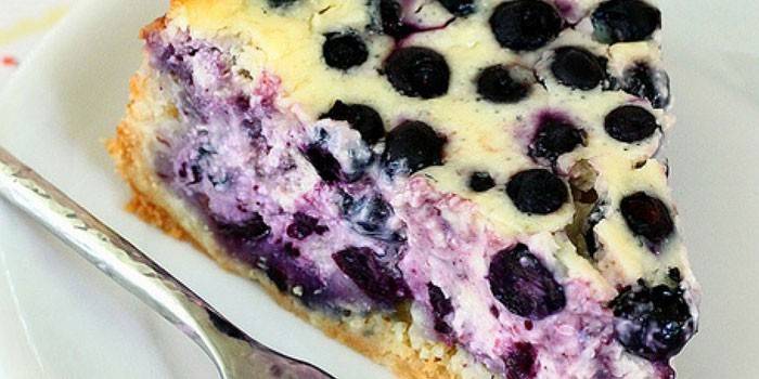 Rebanada de pastel de arándanos con relleno de crema agria