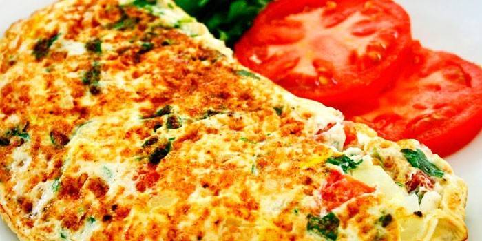 Smażony omlet na patelni