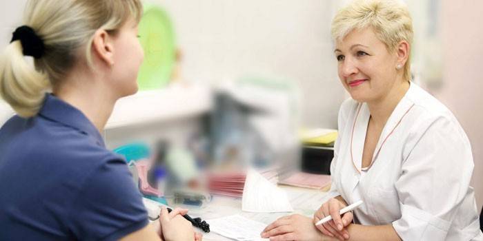 Mulher na consulta do médico