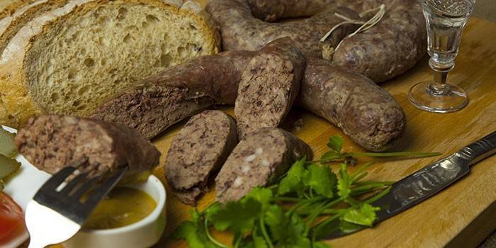 Domowa kiełbasa wieprzowa i podrobowa