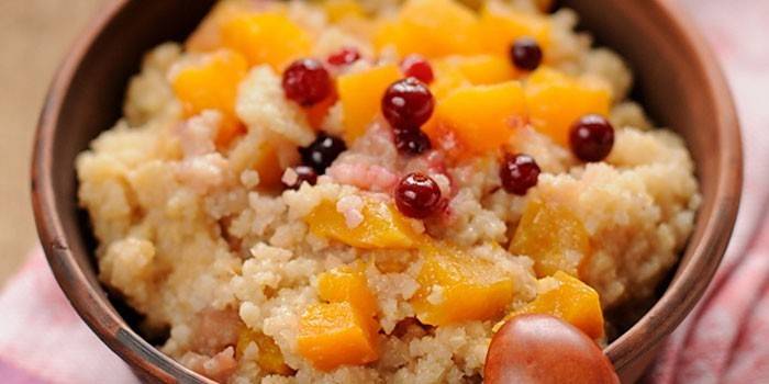 Gachas de trigo dulce con fruta en un plato