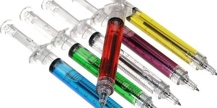 Caneta seringa com líquidos de cores diferentes