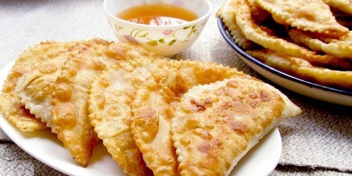 Chebureks y miel fritos caseros