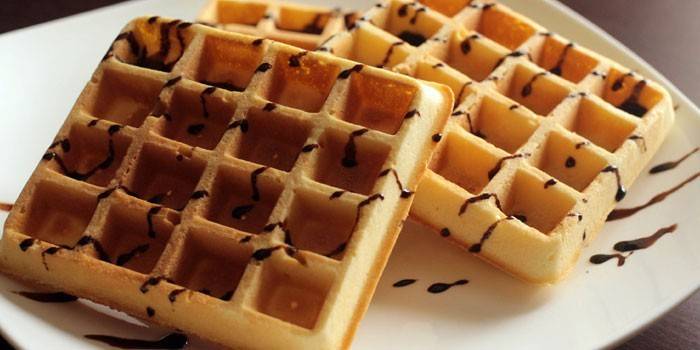 Belgijskie wafle z polewą czekoladową na talerzu