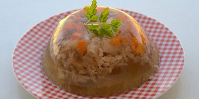 Listo aspic de pollo con gelatina en un plato