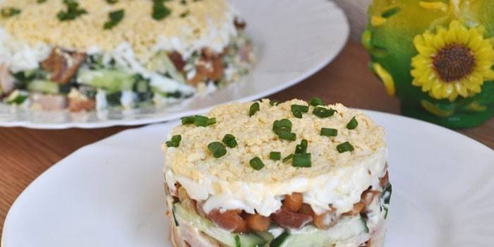 Ensalada de hojaldre con champiñones en escabeche, pollo ahumado y encurtidos