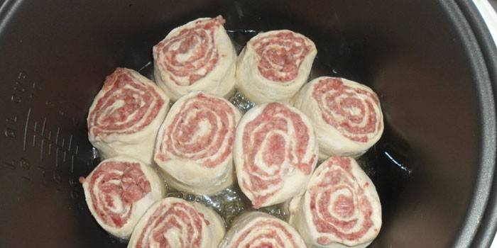 Rollos de salchicha en una multicocina