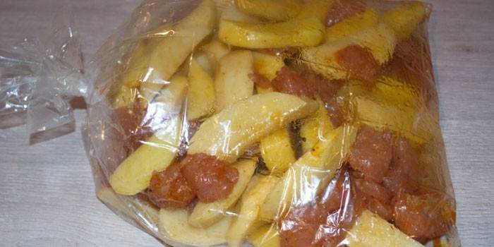 Filé de peru com batatas em uma manga