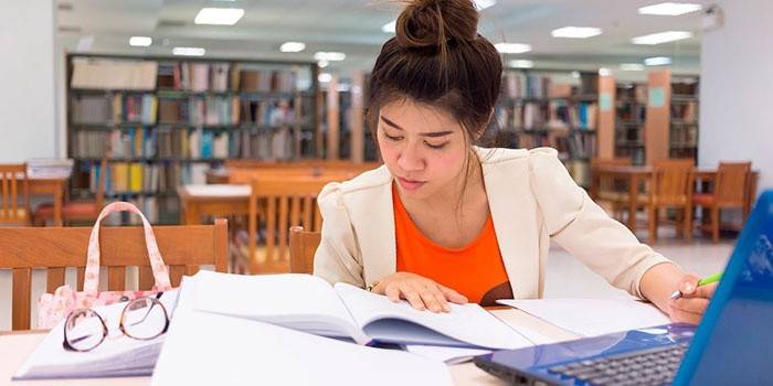 Menina na biblioteca