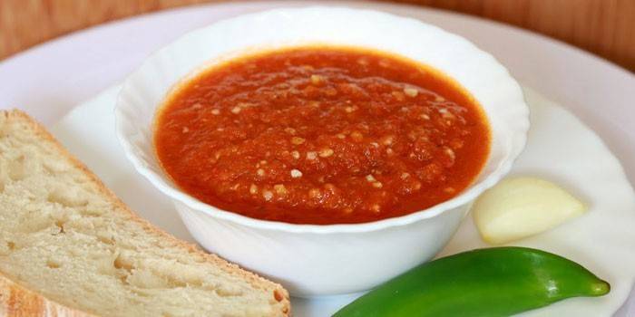 Adjika, pão, alho e pimenta