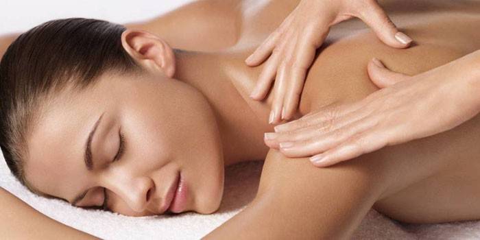 Menina de massagem
