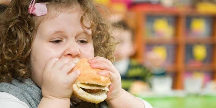 Dievča jesť hamburger