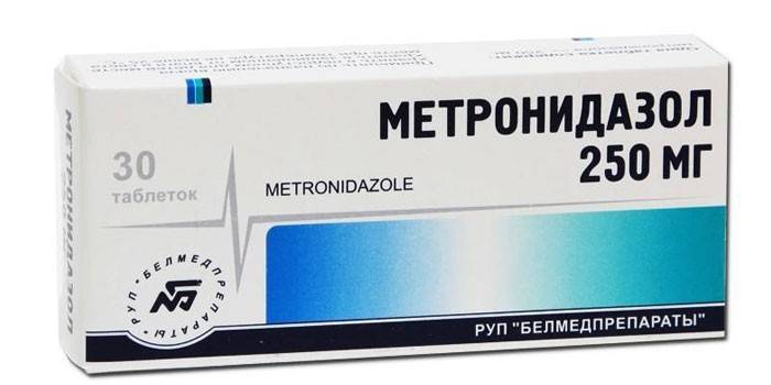 Tabletki metronidazolu w opakowaniu