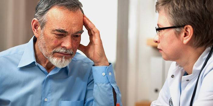 Um homem consulta um médico