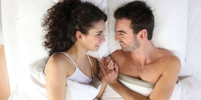 Cara e menina na cama