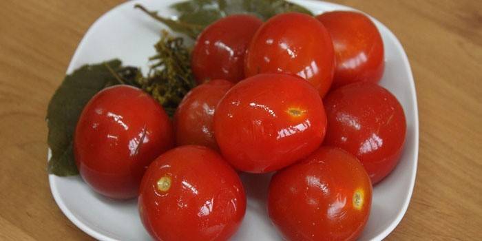 Tomates vermelhos salgados em um prato