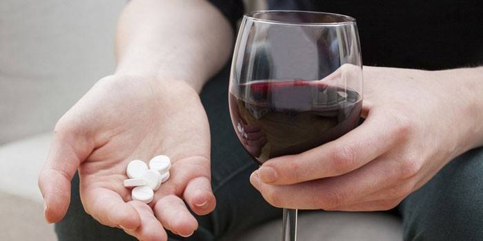 Menina, segura, pílulas, e, um, vidro vinho, em, dela, mão