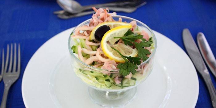 Ensalada de cóctel de calamar con calamar