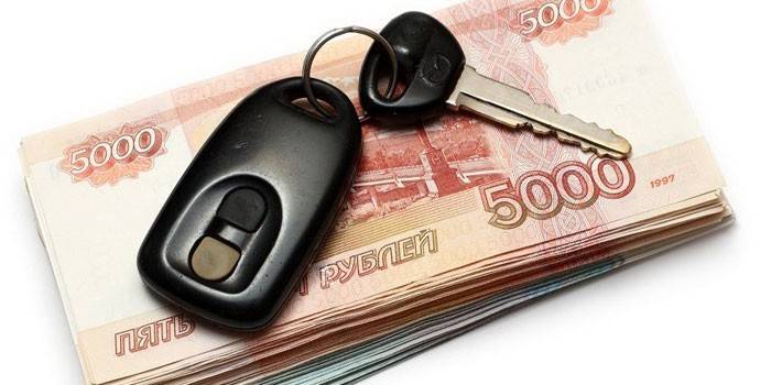 Kľúč od auta na zväzku bankoviek