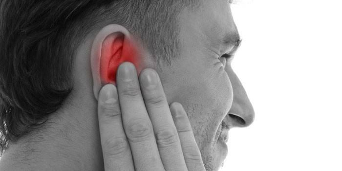 El oído de un hombre duele