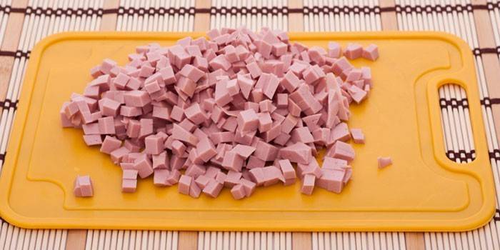 Salsicha cozida em cubos