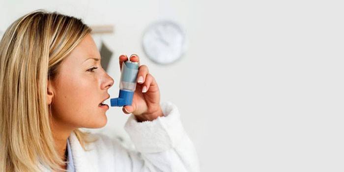 Dziewczyna z inhalatorem