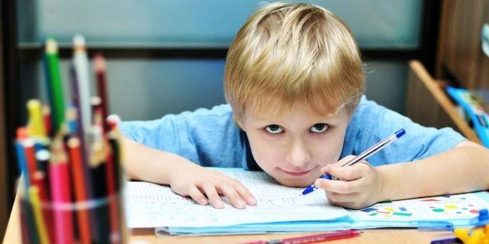 Garotinho escreve em um caderno