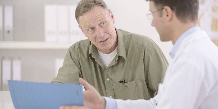 Homem na consulta médica