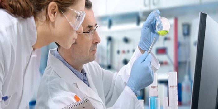 Médicos fazem testes de laboratório