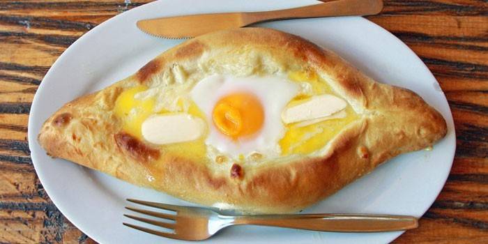 Khachapuri Adjarian pronto em uma placa