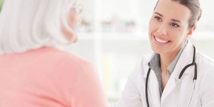 Mulher na consulta do médico