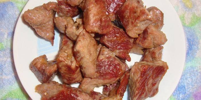 Pedaços de carne de porco frita