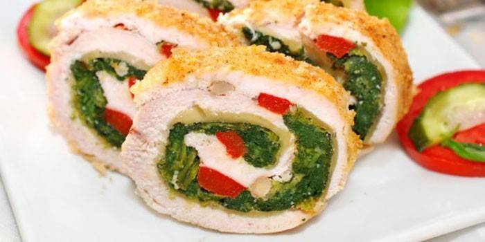 Rollo de carne de pollo con espinacas y pimiento