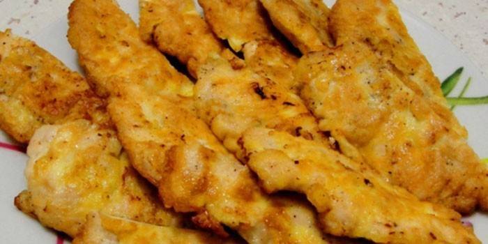 Costeletas de peito de frango frito em massa de queijo