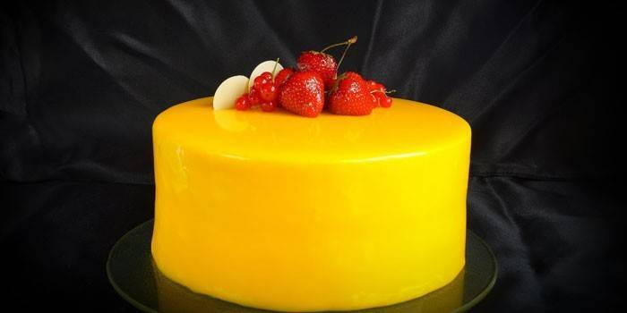 Pastel de mousse terminado con glaseado de espejo
