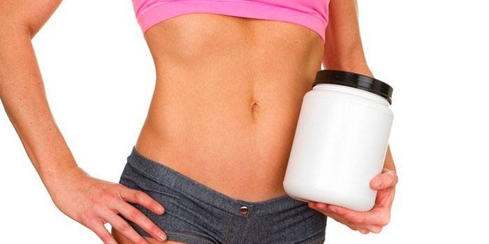 Menina com uma jarra de nutrição desportiva na mão