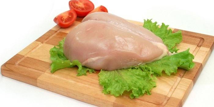 Filete de pollo en una tabla de cortar