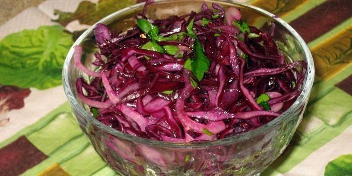 Salada de couve roxa com cebola roxa