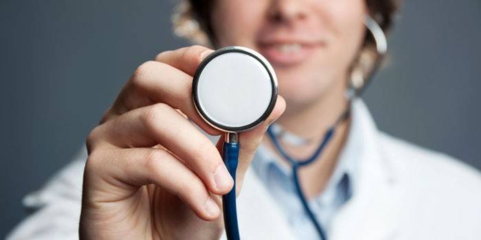 Médico e estetoscópio