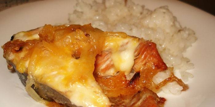 Salmón rosado al horno con arroz