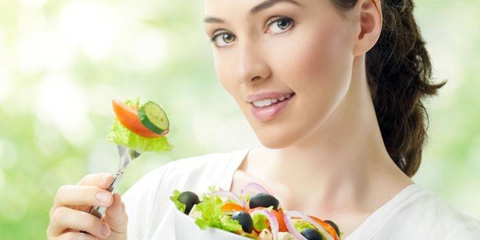 Niña come ensalada de verduras